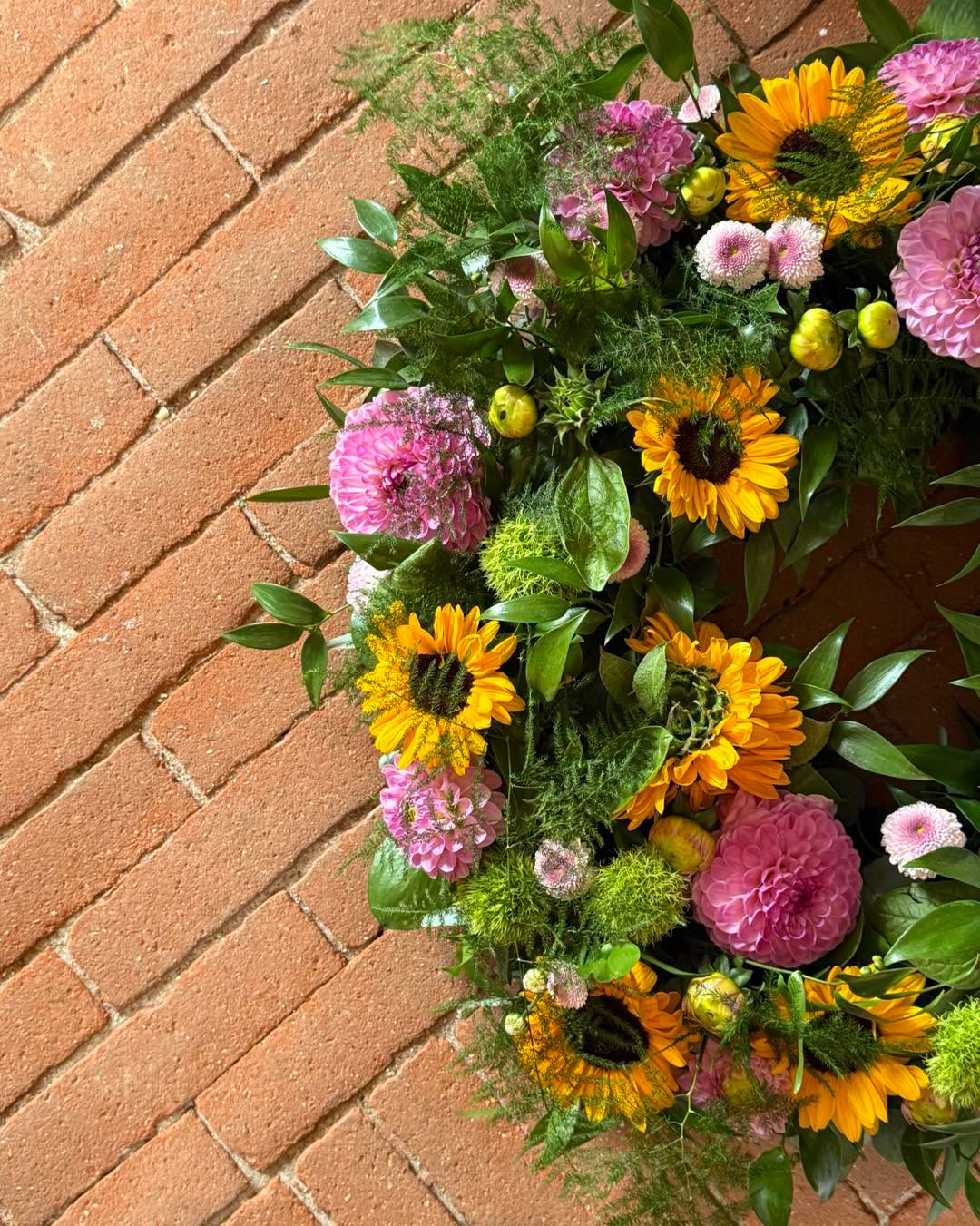 Farverig blomsterbuket fra Butik Kærlig Hilsen